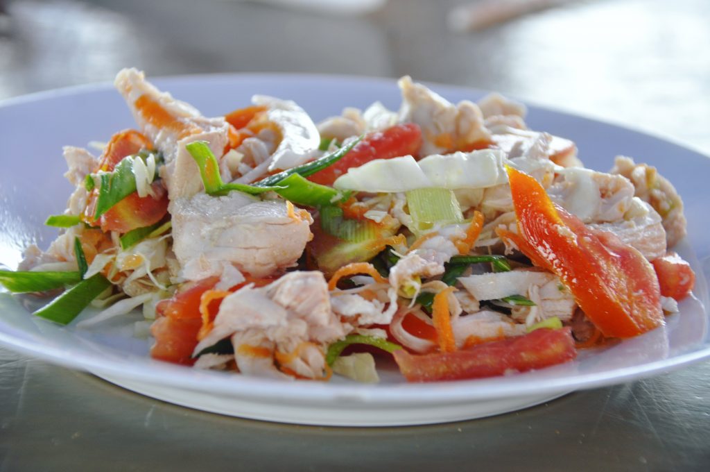 Chicken salad w Mirissie, w restauracji Ocean Moon. Tak prosto, a tak smacznie!