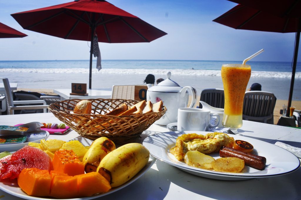 Świeże owoce, jajka i tosty z dżemem - standardowa turystyczna wersja śniadania na Sri Lance, Mirissa