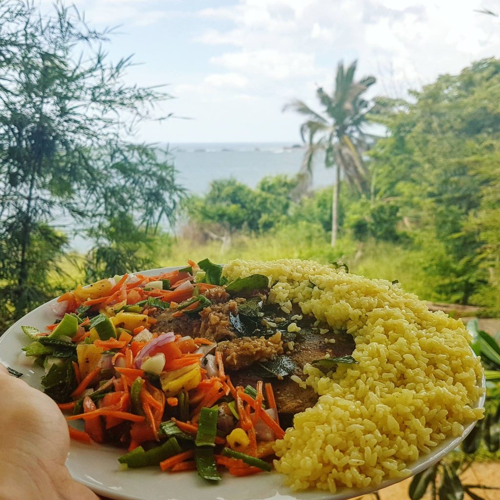 Tuna steak z wyśmienitą sałatką - w Sri Lance w kuchni bardzo chętnie wykorzystuje się szczypiorek - jest on bardziej aromatyczny od tego, który znamy i nadaje potrawom wyjątkowy, egzotyczny smak. Restauracja Jungle Beach, Unawatuna