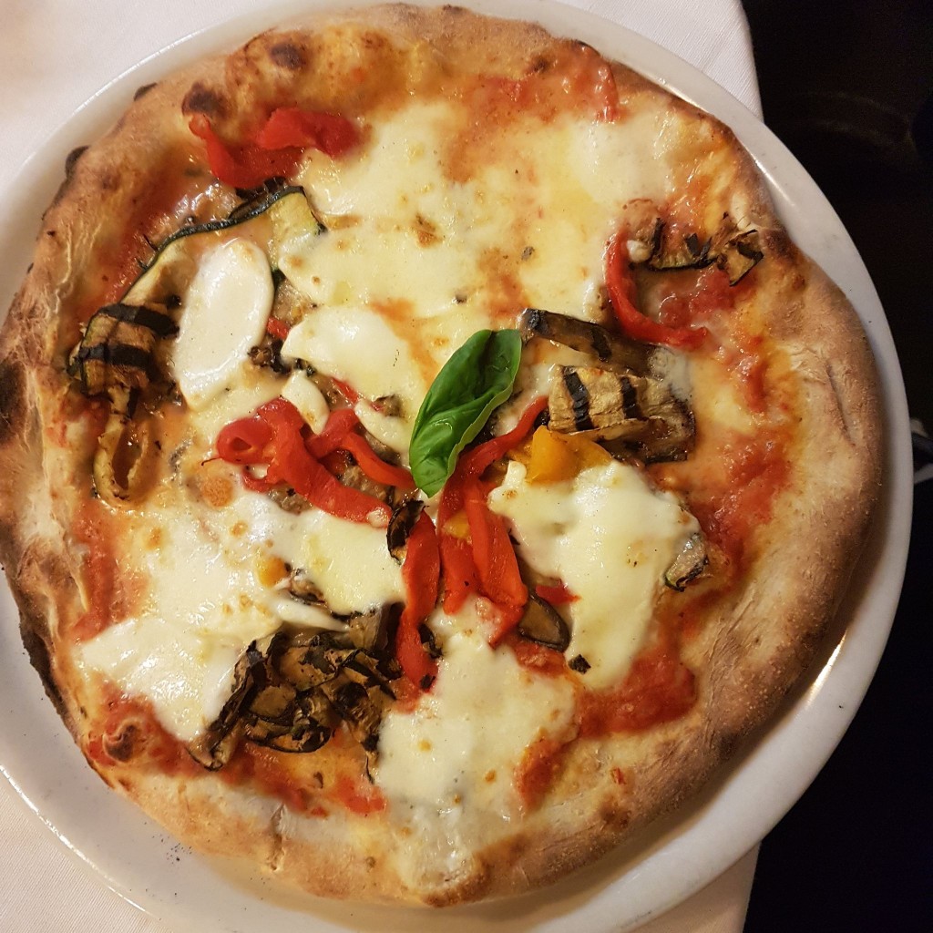 PIZZA JAK W NEAPOLU w RISTORANTE PIZZERIA 19 AL PARADISO/MIRANO